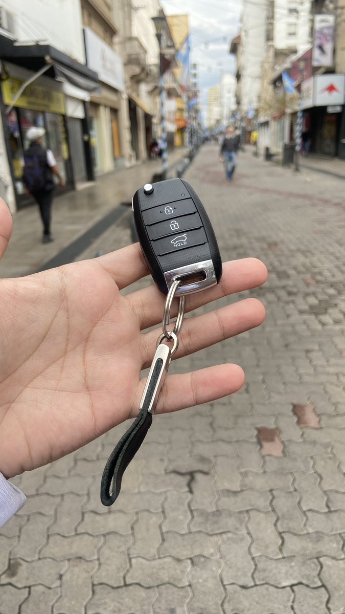 Encontramos una llave en la peatonal de santa fe, lugar por donde estaban circulando bastante hinchas de Olimpia. RT para llegar al dueño si es que pertenece a un Paraguayo.