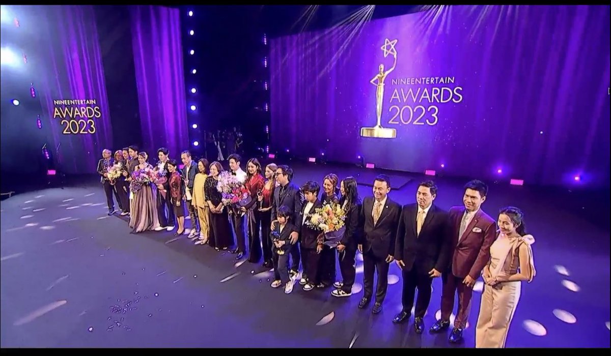 binnydollar's tweet photo. Fandom, please remember the date 
25/05/2023
FreenBecky won the People’s Choice Award in 9entertain awards ceremony.
Becky said: WE DID IT BABY
Freen answered:YES, WE DID IT.

Their fans voted days and nights, and finally the girls bag the award !
They will have bright futures!
Congratulations Freen and Becky, more to come!
#9ent2023xfreenbecky