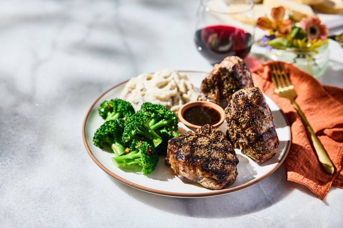 Happy National Wine Day! 🍷

Grab your favorite people and celebrate with one of our Spring Specials and a perfectly paired glass of wine. Like the Tuscan-Grilled Lamb T-Bones with our Il Borro “Pian di Nova” Super Tuscan! 

Saluti!

#NationalWineDay #SuperTuscan #Carrabbas