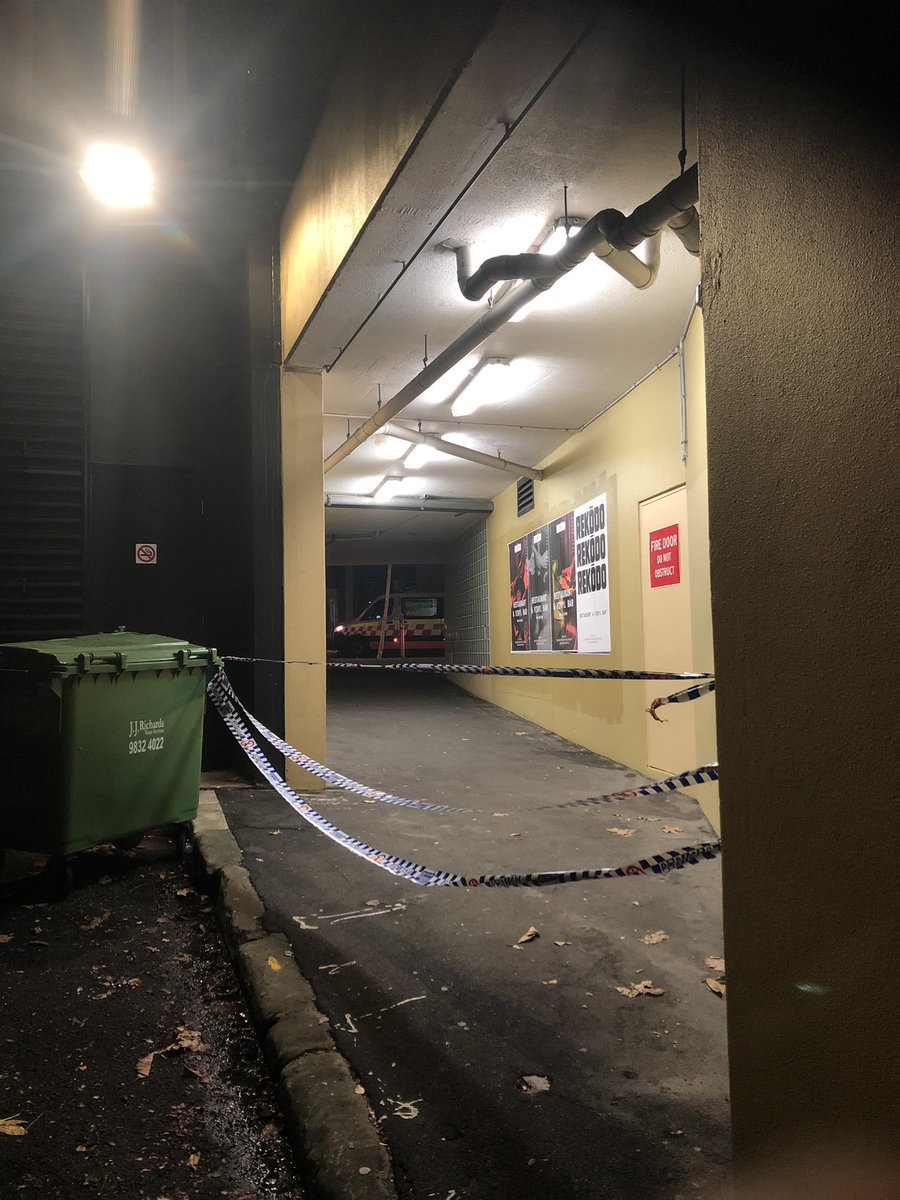 aaronjmarch's tweet photo. My studio is across the street from this building / in the past I have filmed and been inside the beautiful heritage building - it was emptied a couple of years ago for development into a hotel #fire #sydney #surryhills #Australia https://t.co/NzKT0VLtwv