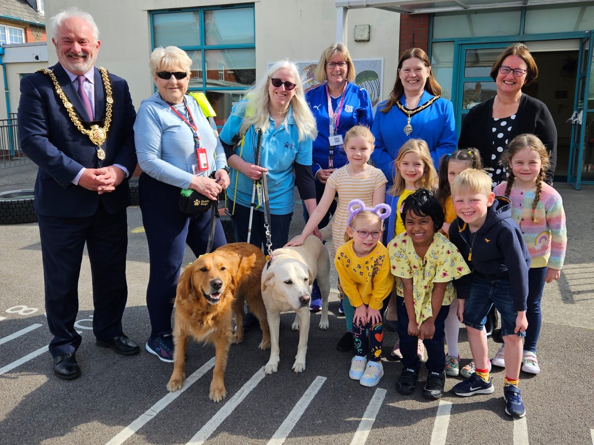 Outgoing Mayor, Cllr Graham Hinchey, has raised over £75k for his chosen charity Guide Dogs Cymru. A fantastic effort and you can read more about that here 👉 orlo.uk/C8LlP #CdfCouncil