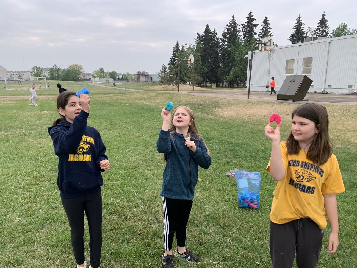 Chinese jump rope, double Dutch and “pop its” for the win today today!  @GoodShepherdYMM @OutdoorPlayCA  @FMCSD #WeAreFMCSD @joannelangevin7 

Thanks to @APPLESchools for supporting students with equipment for unconventional sports! Refreshing to see all students moving!