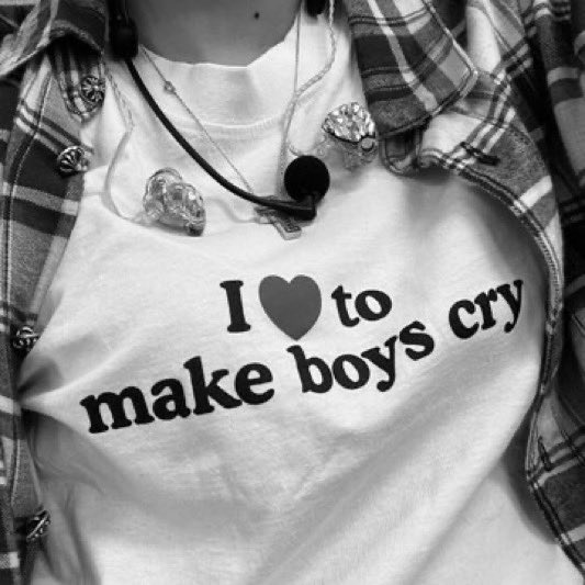 godislaIisa's tweet photo. Lisa is an independent woman who doesn't need a man in her life. Let’s keep this in mind!!! https://t.co/fty7iMgplX