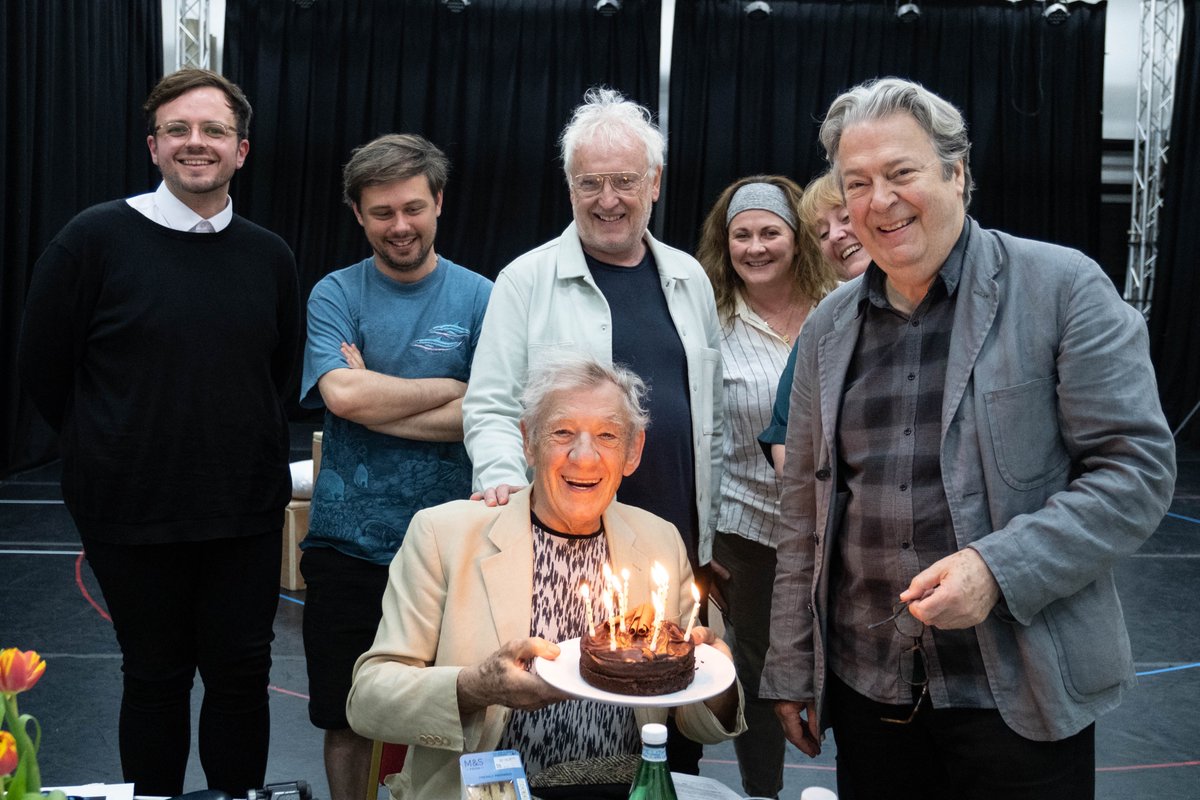 TheatreWindsor's tweet image. 🎂 From all of us here at Theatre Royal Windsor, we want to wish the one and only @IanMcKellen a most wonderful birthday!
📸 Pictured here celebrating with #FrankAndPercy co-star @All_Allam, director Sean Mathias, writer @BenWeatherill, and members of the Frank and Percy team.