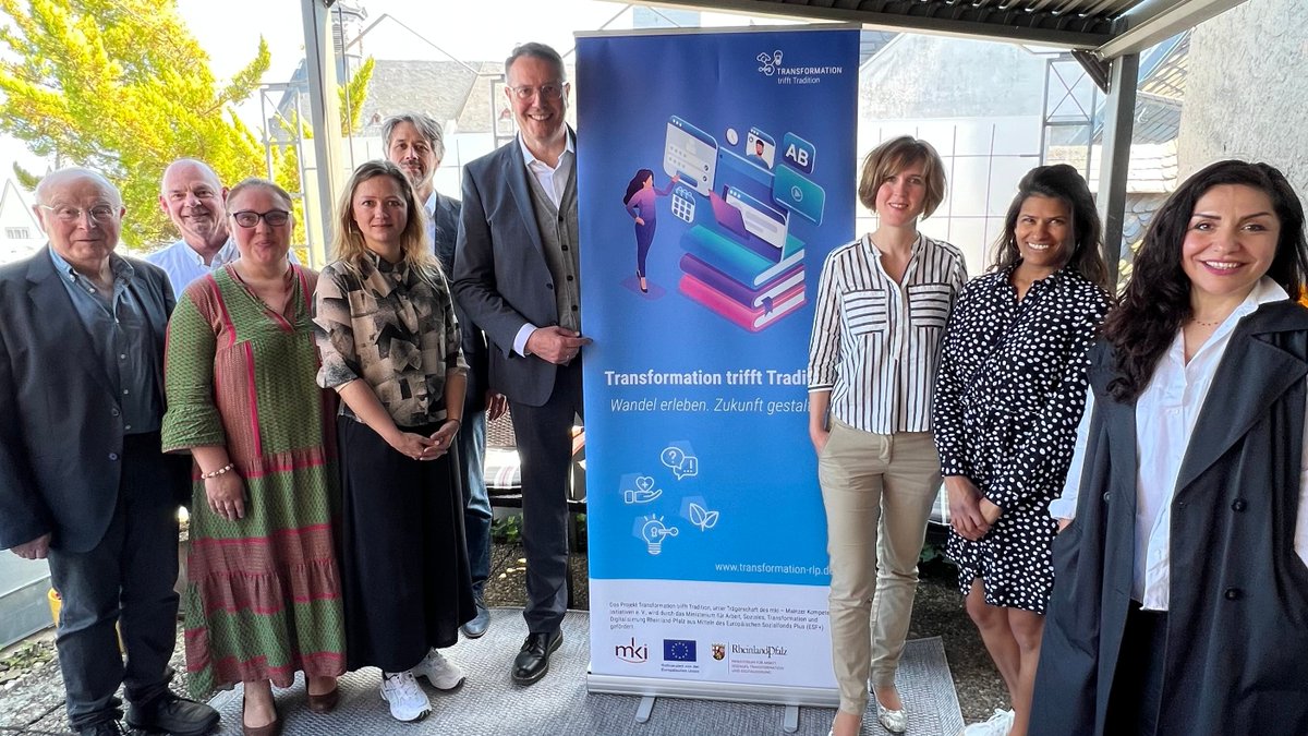 TransformRLP's tweet image. Minister @Alex_Schweitzer besuchte heute die Mainzer Kompetenz Initiativen. Im Rahmen des Projekts &quot;#Transformation trifft Tradition&quot; bietet der Verein praxisnahe Schulungen für Erwerbstätige im Dienstleistungssektor an. #transformRLP #ESFplus