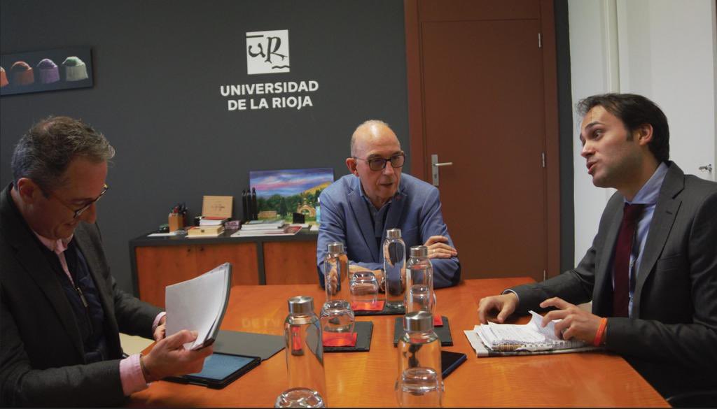 🧑‍🏫 Nuestros candidatos a la Presidencia de La Rioja, Ángel Íñiguez, y a la Alcaldía de Logroño, Eduardo Peña, se han reunido hoy con el rector de la Universidad de La Rioja (<a href="/unirioja/">Universidad de La Rioja</a>), Juan Carlos Ayala, para hablar sobre juventud y educación.