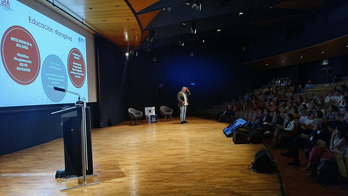 🎙️ <a href="/JNavalpotroB/">josenavalpotro.com</a>: "Toca hacer accesibles las herramientas para los docentes y que puedan formarse para usarlas y guiar al alumnado. Pero no podemos olvidar la parte emocional, la globalización y todo el contexto que abraza esta transformación tecnologica".

#UcomurConecta #IA