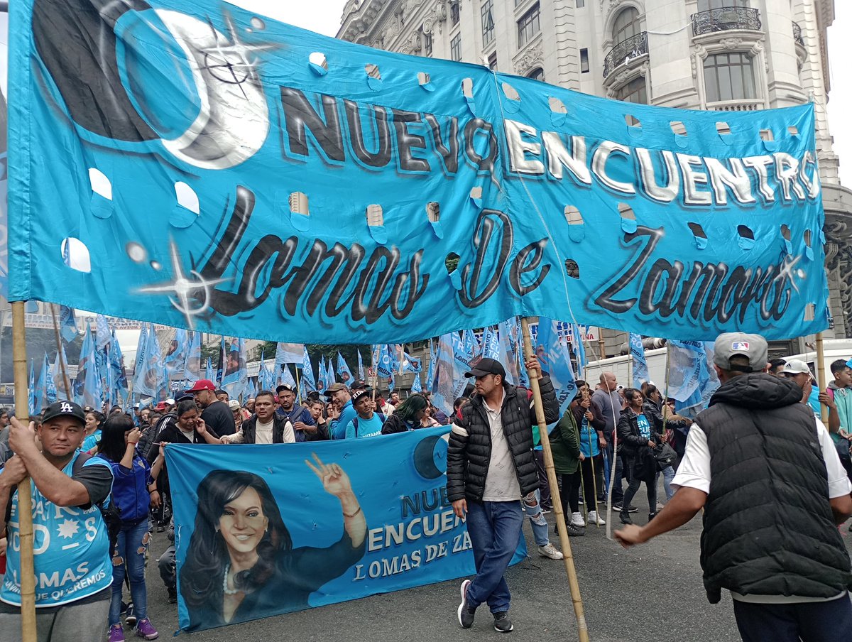 nuevolomasdz's tweet photo. Imposible apagar tanto fuego 🐧✌️💙 #Nestor20años
#25Mayo acá estamos donde nos convoca @CFKArgentina
@Sabbatella
@MoniMacha
@claudioarg19741 
@santiagopirolo
@nebuenosaires https://t.co/zmoJdUdnvs