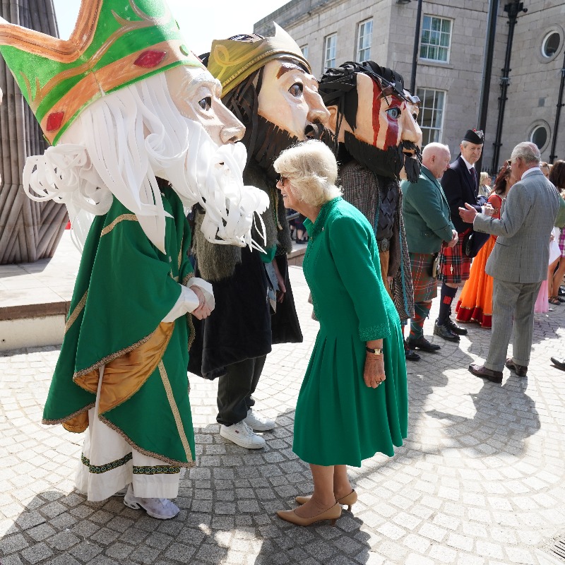 RoyalFamily's tweet photo. Today in Northern Ireland, The King and Queen visited...

🙏 St Patrick's Cathedral

📚 Armagh Robinson Library

👋 A 'Celebration of Culture' in Market Theatre Square

📬 The Kindness Postbox initiative in Enniskillen

Read more here!