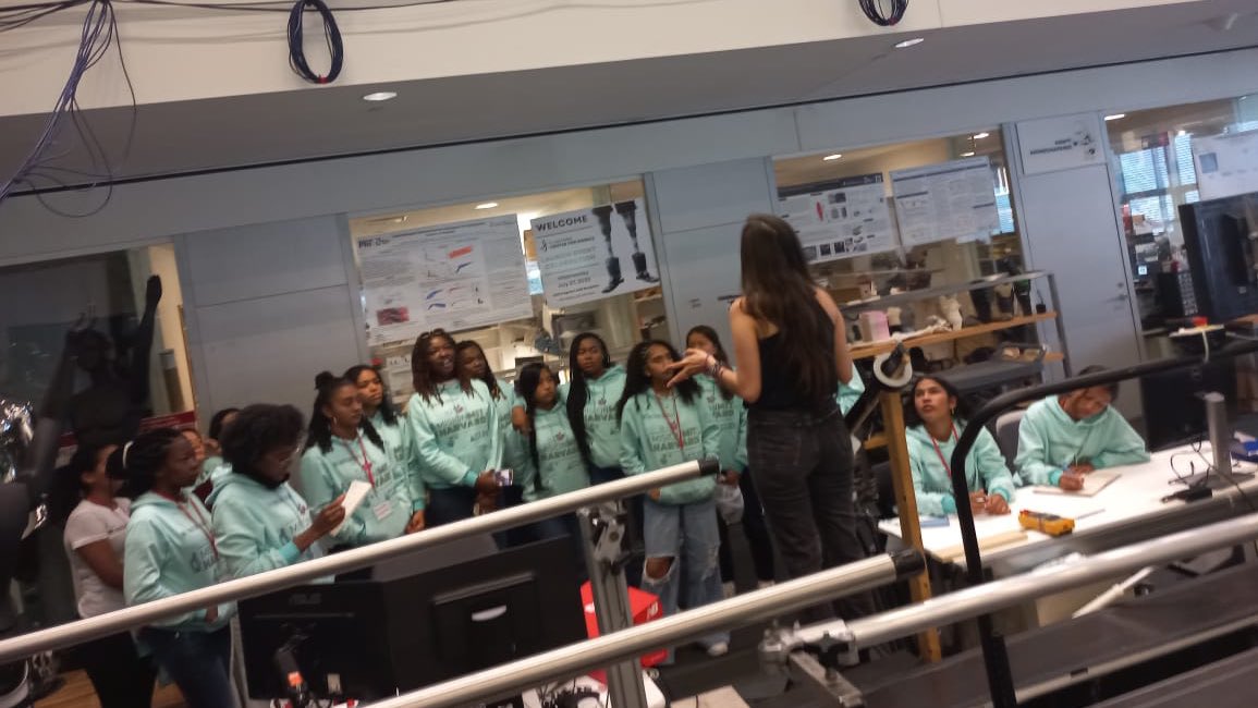 MincienciasCo's tweet photo. #Entérate | Nuestras jóvenes investigadoras de la #MisiónMITHarvard inician su cuarto día de actividades con una visita al Media Lab del @MIT con los colombianos Andrés Salazar y Samantha Gutiérrez. Acá aprenden sobre elaboración de prótesis en el laboratorio de mecatrónica. https://t.co/aFRIwe4b6J