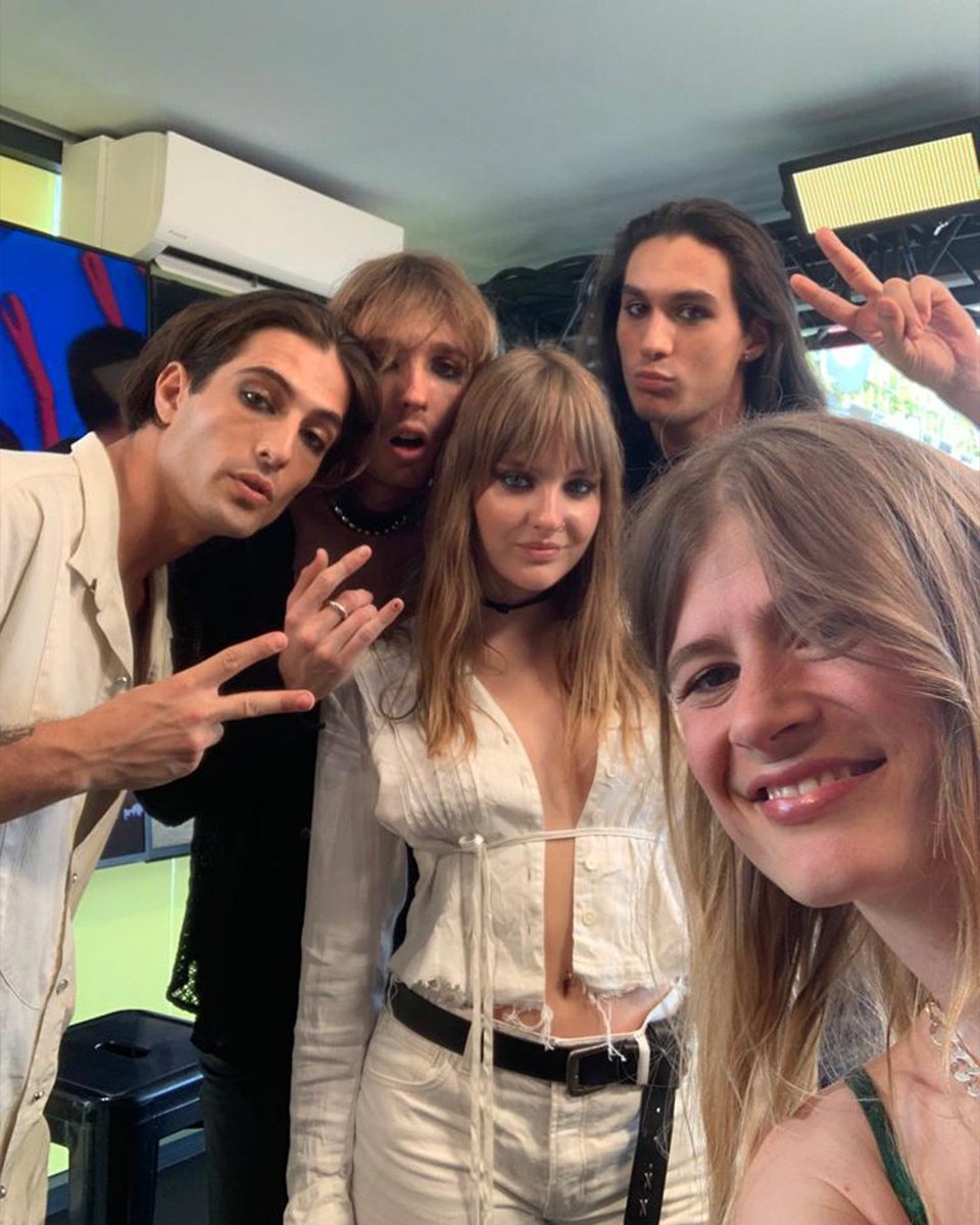 stubru's tweet image. Recht uit de filmrol van de festivalzomer van 2022. Volledig klaar om te beginnen aan die van 2023. Luister vandaag naar Studio Brussel en win meer dan 1.000 festivaltickets.