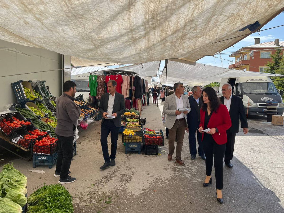 DemPartiTusba's tweet photo. #YeşilSolParti İl Eş sözcümüz #VeysiDİLEKÇİ
#HDP İl Eşbaşkanı #HandanKARAKOYUN
Milletvekilimiz #GülcanKAÇMAZSAYYİĞİT
Van BŞB Eşbaşkanı #MustafaAVCI
#DBP ve #HDP Tuşba İlçe Örgütlerinin katılımıyla, semt pazarı esnafı ve halkımızı 28 Mayıs’ta sandıklara davet ettik. https://t.co/K2TzWFwzqE