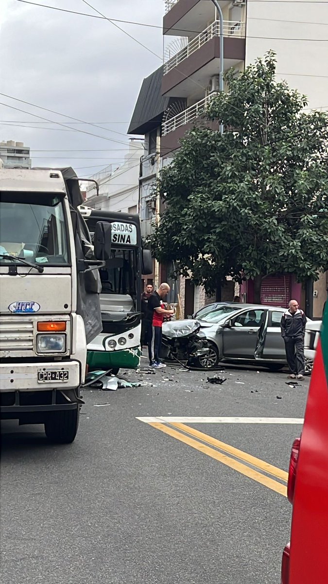 rominawinner's tweet photo. Choque auto colectivo línea 135 y camio 👇
Lope de Vega al 2000 entre Santo Tome y Grussac.
#Same trasladó al Htal. Vélez Sarfield al conductor del colectivo con politraumatismo. 🚑
Operativo con @Policia_ciudad https://t.co/xHcp96BM7Z