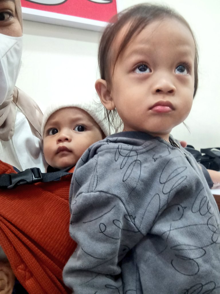 Asta anak mbarep yg udah ngerti bilang "mama diam" kalo lagi di omelin mamanya 🥹 kusna adeknya gimana ? Tentu masih sangat bisa di kondisikan, kalo sedikit bertingkah tinggal gendong kasih nenen beres 😅 Asta dulu seperti kusna jg kok.pokoknya Sehat sehat semua ya cah bagusku ❤️