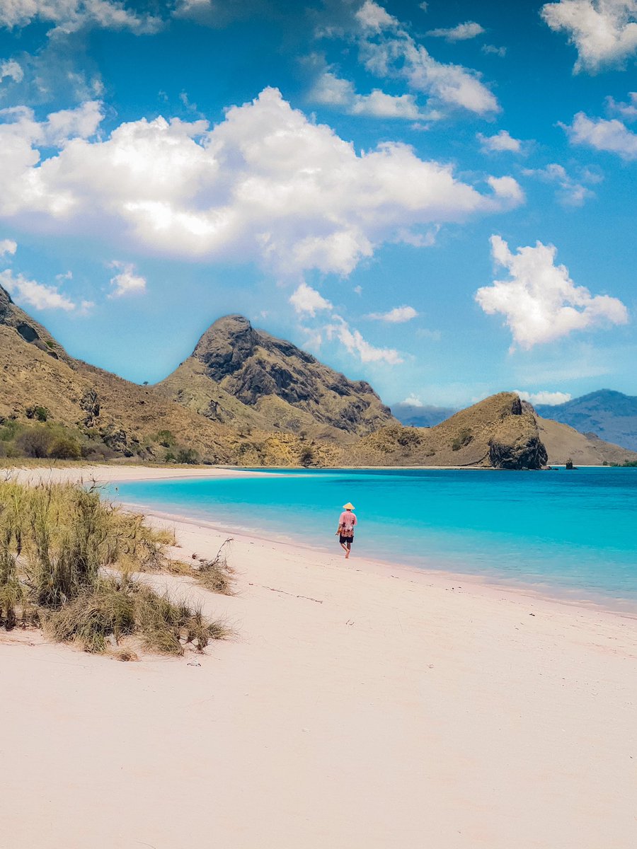 omdirects_'s tweet photo. Mau ngumpulin orang2 yang lebih suka ke pantai daripada ke gunung..

Coba share di reply foto2 pantai kalian 😍 https://t.co/w7atEZV1He