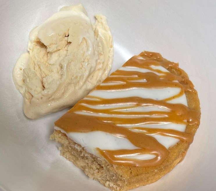 📣🥳 Hey everyone! Today was pawsome! My Mom threw me the most amazing 1st birthday pawty! 🎈 Grandma and Luna came over. I had the yummiest cake ever! 🎂🐾 And let's not forget the Puppy Scoops ice cream that made my taste buds do a happy dance! 

#puppycakellc #cakefordogs