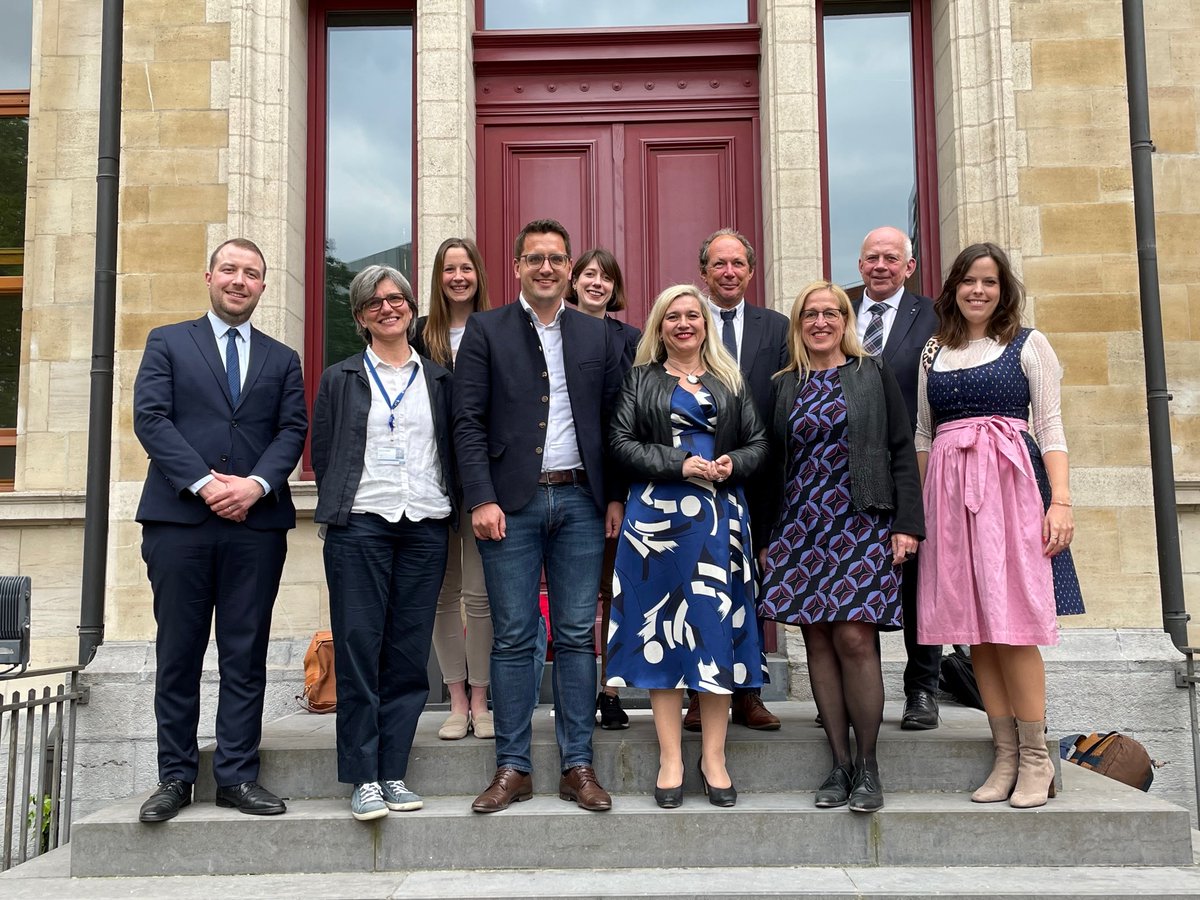 eu_local's tweet image. Die Fachexpertise unserer Abwasser-Praktiker war gestern sehr gefragt: So fand ein weiterer Austausch in der Bayerischen Vertretung in Brüssel statt. Mit dabei u.a. MdEP @Doleschal. Vielen Dank an die Gastgeberin @MelanieHuml, auch für das schöne Maibaum-Aufstellen im Anschluss!