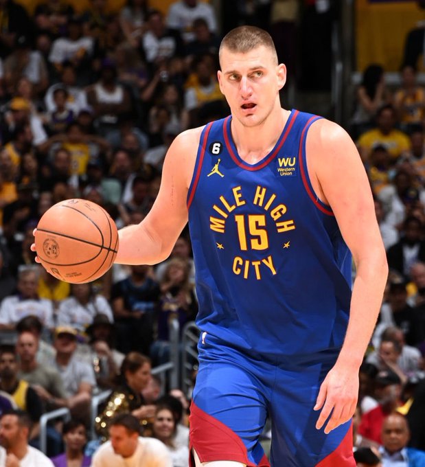Basket_Infos's tweet photo. Gilbert Arenas au sujet de Nikola Jokic

« Jokic peut gagner un titre, tout le monde va s'en taper, soyons honnête. Désolé. Il ne va pas devenir une super megastar, parce qu'il ne fait rien que les gamins ont envie de voir. Il a un super jeu, mais ce n'est pas excitant. Il a été choisi en avant-dernier au All-Star Game. Le gars est double MVP, c'est super joueur, mais personne n'a envie de regarder. Il n'a pas ce truc de showman. Même s'il termine MVP des Finales, ça ne va rien changer. Nike ne va pas sortir des chaussures à son nom, personne ne va aller acheter les 'Jokic'. Il faut être un 'die-hard' fan pour comprendre ce que le Joker fait. Les autres sont là pour les 3-pts de loin, les dunks ou... les Lakers. Tout ce qui compte c'est le glamour du jeu. On sait ce que Jokic et Jimmy font, c'est à ça qu'une équipe qui gagne ressemble, que des joueurs qui gagnent ressemblent. Mais la NBA n'est pas construite là-dessus, elle est construite sur les stars. »