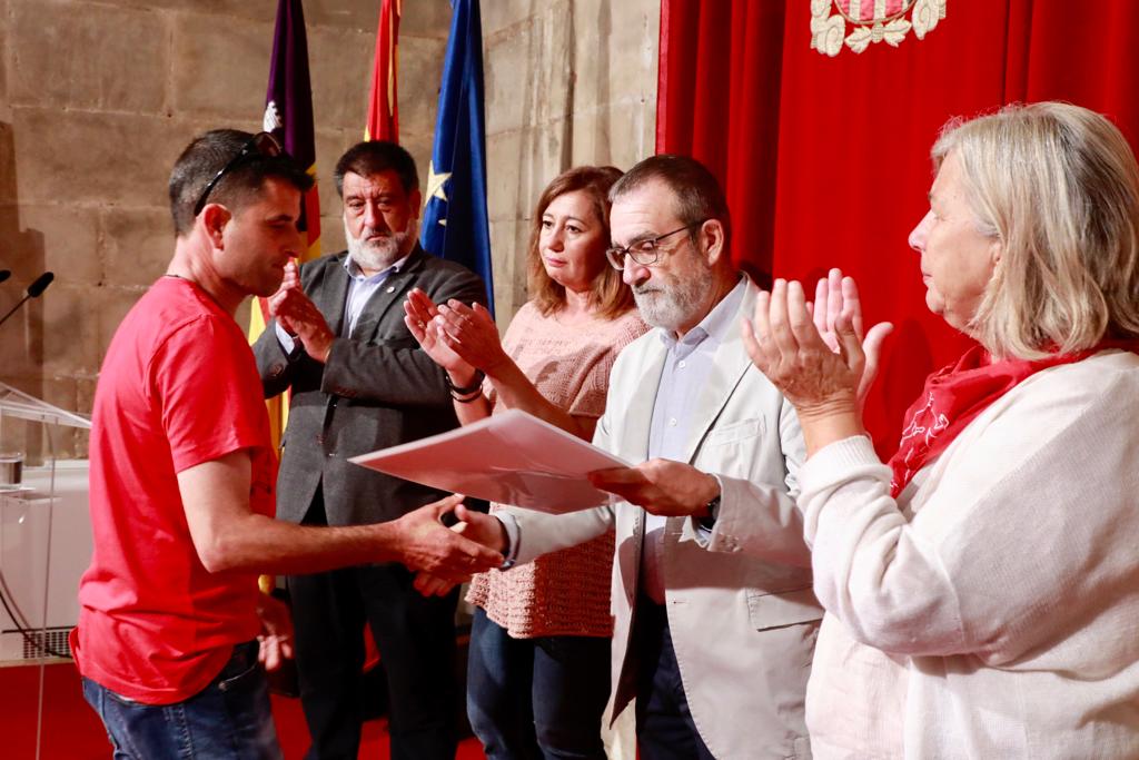 Cada certificado de víctimas del franquismo representa una voz que se eleva contra el silencio y simboliza nuestro deseo colectivo de construir una sociedad más justa.

Gracias a las familias y a las asociaciones memorialistas por haber mantenido viva la llama de la memoria.