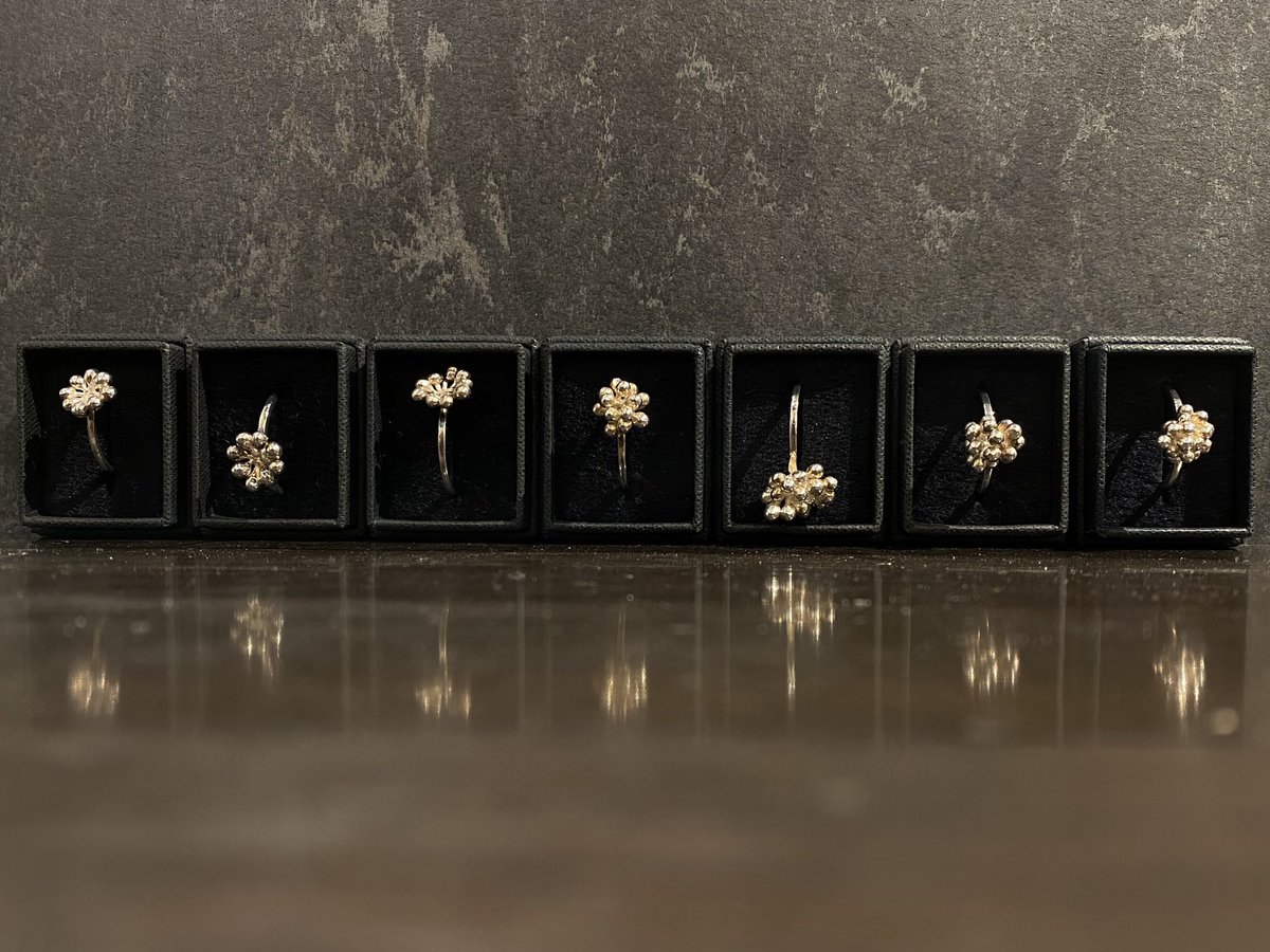 Vendemmia1's tweet photo. Allegagioneー結実ー

Silver925 Ring

花びらが落ち小さな実が付き始めたオリーブの実や葡萄の房をイメージしています。

@matamata_shop でご覧いただけます💍

#allegagione 
#結実
#葡萄
#オリーブ　
#grape
#olive 
#silver925
#silverring https://t.co/gBuwKRYKbG