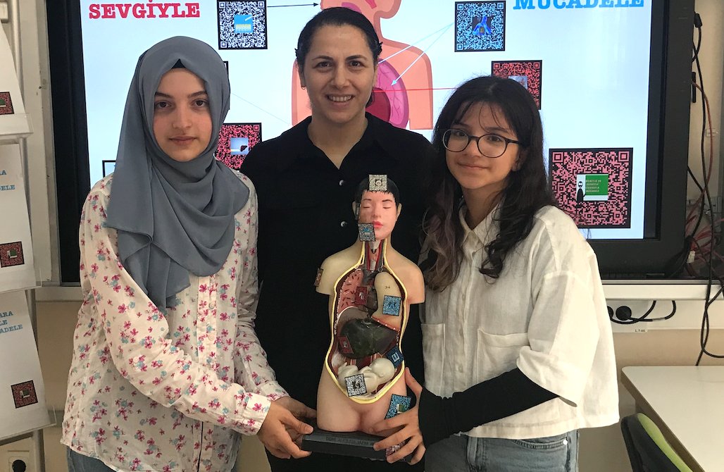 ebruoner7's tweet photo. TÜBİTAK 2204 B Proje Yarışması Biyoloji alanında Rabia Ardıç ve S. Zeynep Dinç Bölge Birinciliğini 🏆🥇alarak T��rkiye finallerine katılma hakkı kazandı. Değerler Eğitim alanında Y. Efe Abay, Zeynep Işık ve Özlem Bakoğlu Bölge Üçüncüsü 🏆🥉oldu.  Yolunuz hep açık olsun gençler🤲🪷 https://t.co/GNZoXsdm53