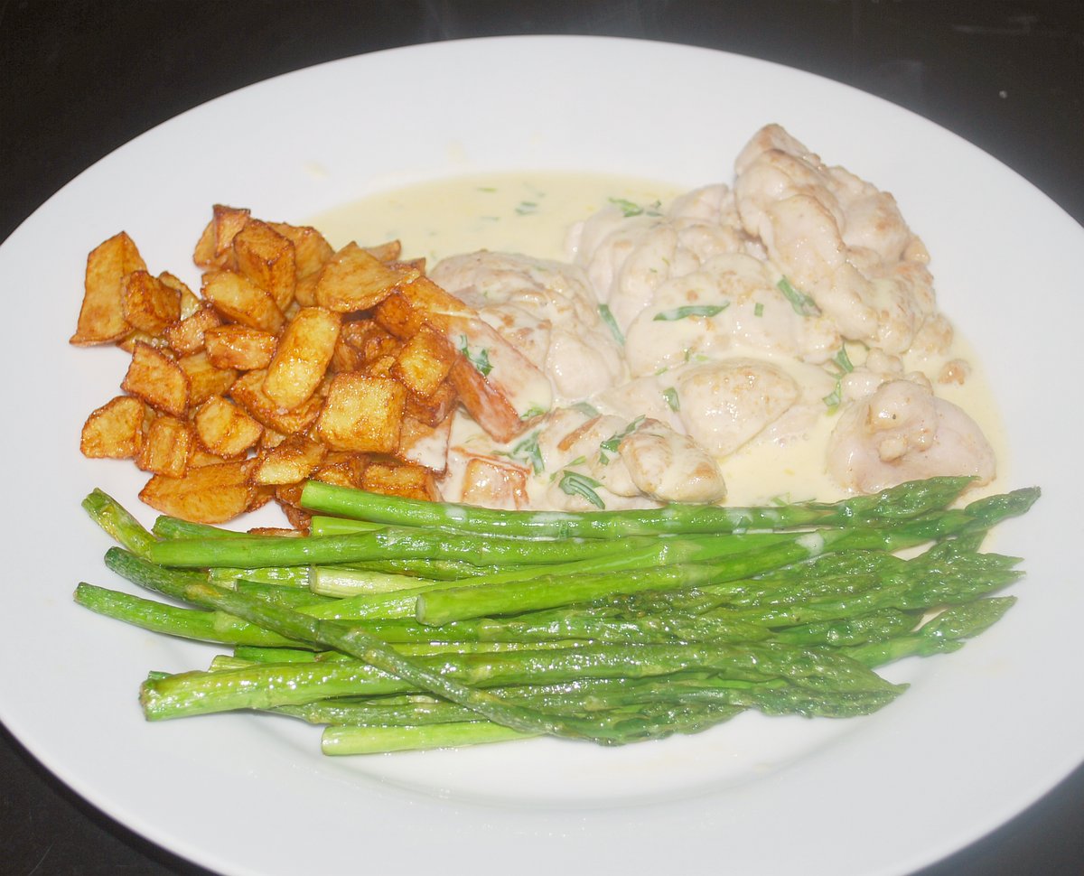 Today's fine food: Veal sweetbread, a creamy pan sauce with Martini Extra Dry and tarrragon, sauteed baby asparagus and "dice chips". I blame Viktualienmarkt.