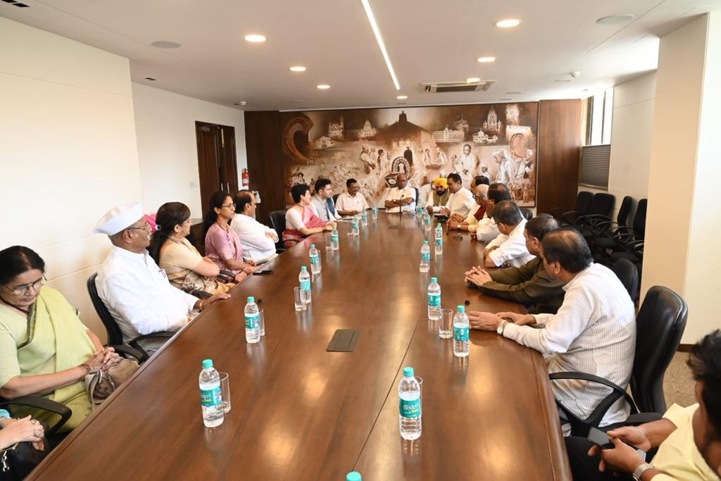 Delhi CM Shri @ArvindKejriwal visited @ncpspeaks in Mumbai today along with Punjab CM Shri @BhagwantMann and his other colleagues from @AamAadmiParty to seek support for his fight against the Centre's ordinance on control of services in Delhi.

@SanjayAzadSln  @raghav_chadha…