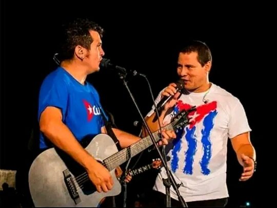 Desde #Bayamo canto como Silvio "...Será que la necedad parió conmigo La necedad de lo que hoy resulta necio La necedad de asumir al enemigo La necedad de vivir sin tener precio #YoConBuenaFe me muero como vivi #CubaEsCultura #CubaEsAmor <a href="/DiazCanelB/">Miguel Díaz-Canel Bermúdez</a> <a href="/DrRobertoMOjeda/">Dr. Roberto Morales Ojeda</a> <a href="/CapoNapoles/">Yanaisi Capó Nápoles</a>