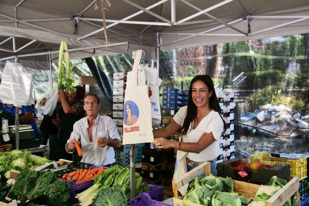 begonavillacis's tweet photo. Los mercadillos, como este de Ciudad de los Ángeles, son esencia de nuestros barrios

Les hemos ayudado en los momentos más complicados bonificando la tasa al 100%

Y seguiremos estando a su lado

¡Gracias a todos los que os habéis acercado hoy a mostrarme vuestro cariño y apoyo! https://t.co/1Apaha9nAJ