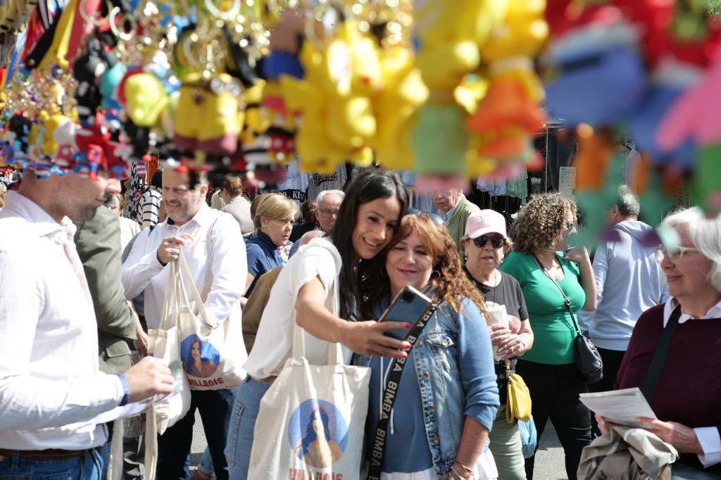 begonavillacis's tweet photo. Los mercadillos, como este de Ciudad de los Ángeles, son esencia de nuestros barrios

Les hemos ayudado en los momentos más complicados bonificando la tasa al 100%

Y seguiremos estando a su lado

¡Gracias a todos los que os habéis acercado hoy a mostrarme vuestro cariño y apoyo! https://t.co/1Apaha9nAJ