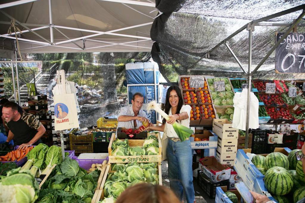 begonavillacis's tweet photo. Los mercadillos, como este de Ciudad de los Ángeles, son esencia de nuestros barrios

Les hemos ayudado en los momentos más complicados bonificando la tasa al 100%

Y seguiremos estando a su lado

¡Gracias a todos los que os habéis acercado hoy a mostrarme vuestro cariño y apoyo! https://t.co/1Apaha9nAJ
