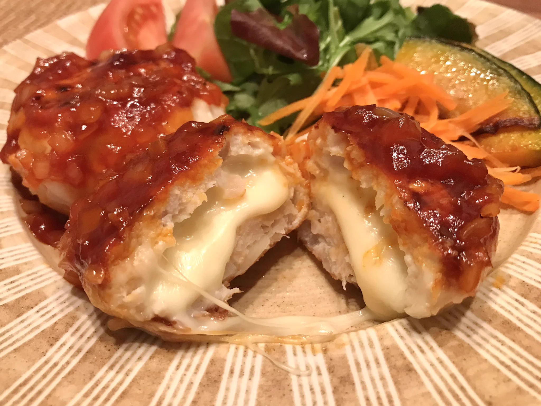 これは美味しいはず！モッツァレラチーズを包んでオリーブオイルでカリッと焼く鶏つくね‼