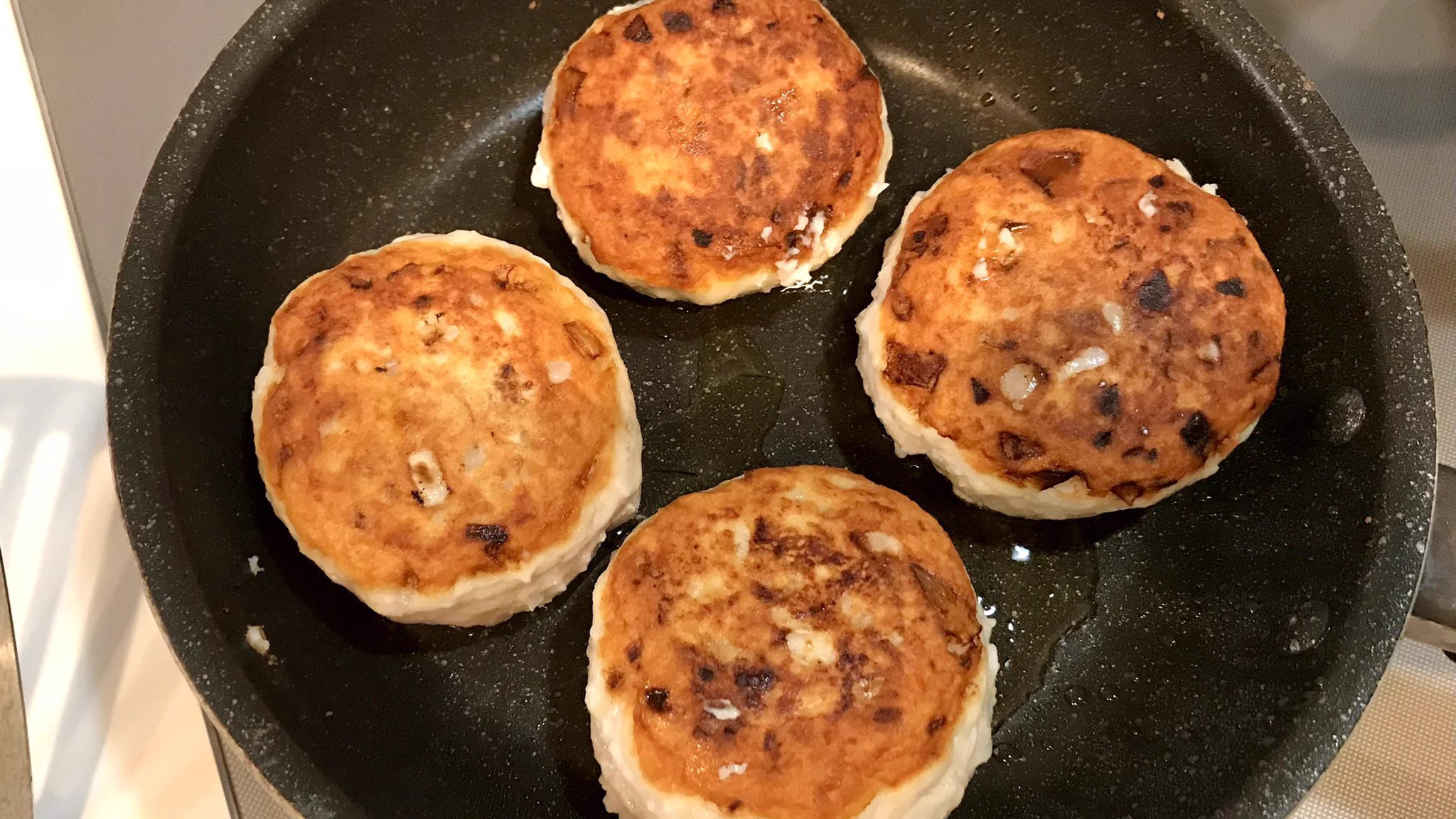これは美味しいはず！モッツァレラチーズを包んでオリーブオイルでカリッと焼く鶏つくね‼