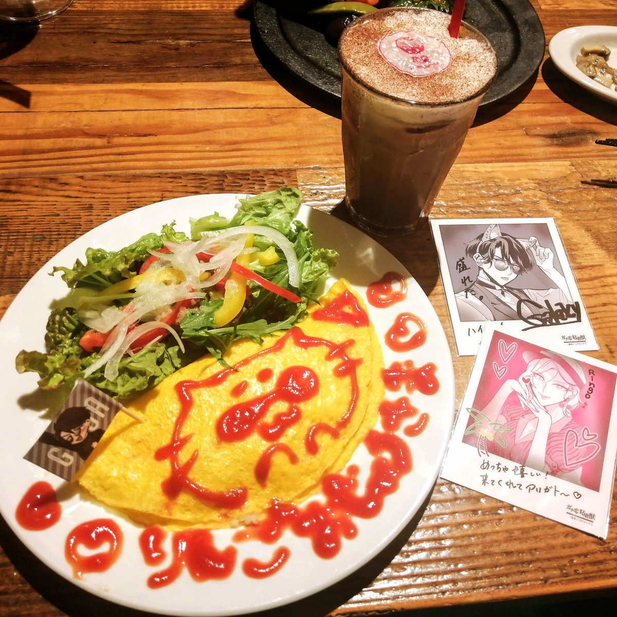 ガチ恋粘着獣コラボカフェ月末で終了か……寂しいな (写真は今月中旬頃に行ったときのです)  初めて行ったゼノンサカバ、コラボメニューは勿論それ以外のフードも充実しててとても良かった。前菜盛り合わせおすすめです