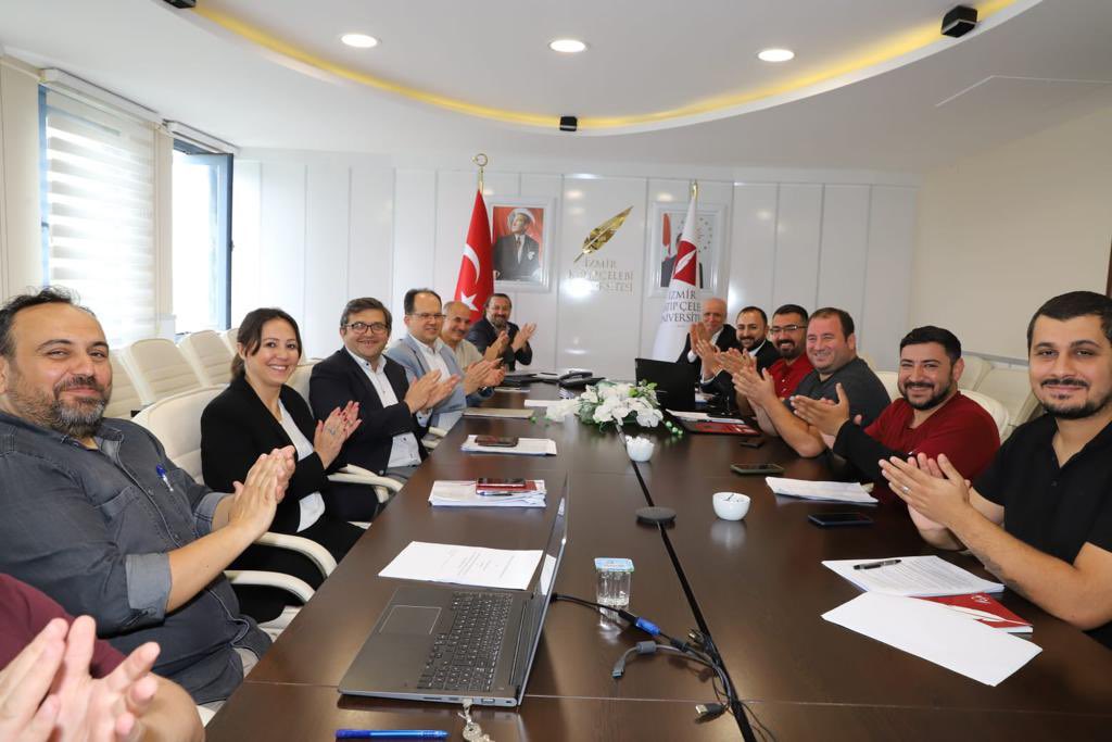 Genel Başkanımız Baki Gülbaba, TİS Uzmanımız Süleyman Yavuz, Baş Temsilcimiz, Temsilcilerimiz ve üyelerimizin katılımıyla Sendikamız ile İzmir Katip Çelebi Üniversitesi arasında Toplu İş Sözleşmesi İmzalandı.