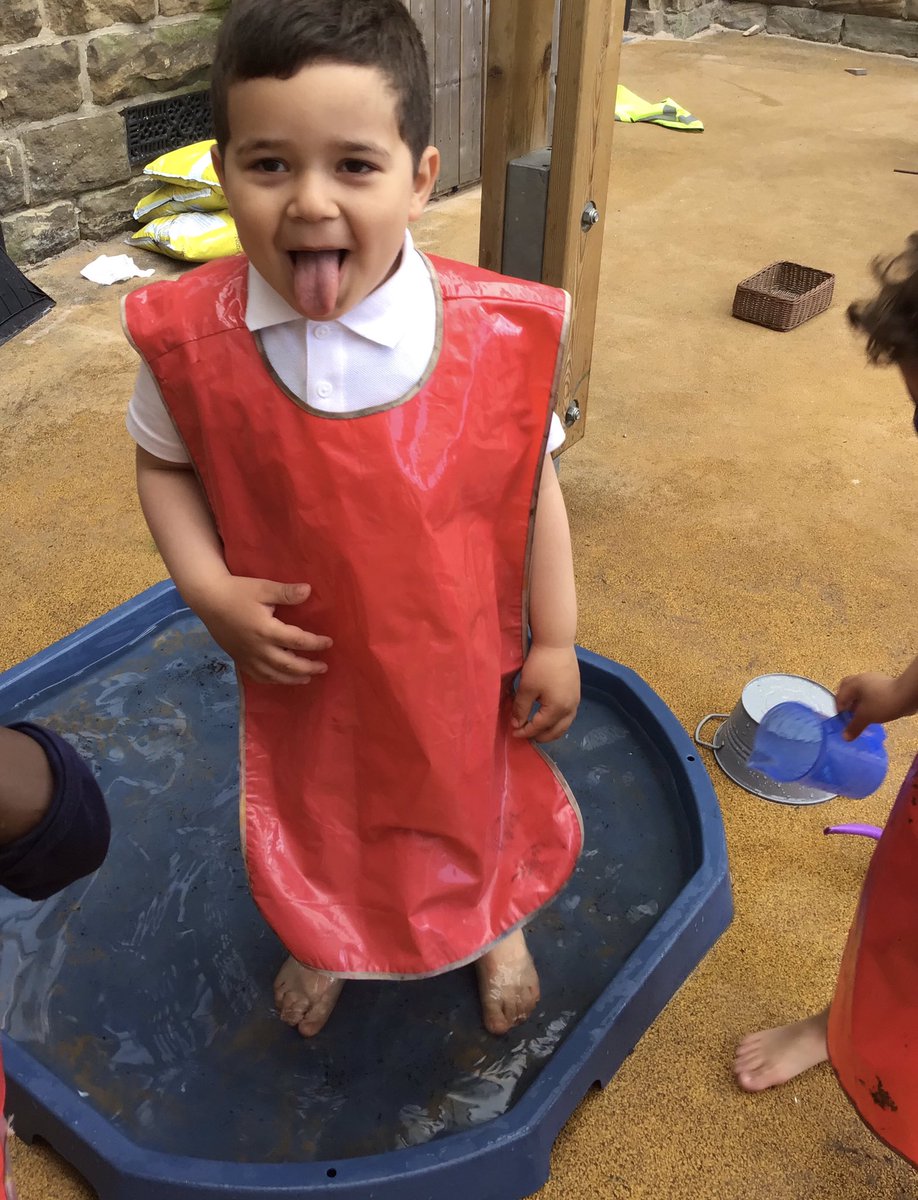 AASSheffPrimary's tweet photo. Water play on a sunny day is just the best thing EVER! Wishing the weather to stay! 💕💕💕 https://t.co/wayaKq8TkZ