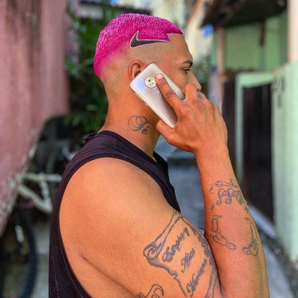 KielEscobar's tweet photo. Meu barbeiro é foda!
Eu posso ser feio mas ele deixa eu bonito.. kkkk
Só pra atualizar o perfil.
 #fashion #barbershop #hair #pink
 #photooftheday #follow #style https://t.co/vgBLnlkyUI