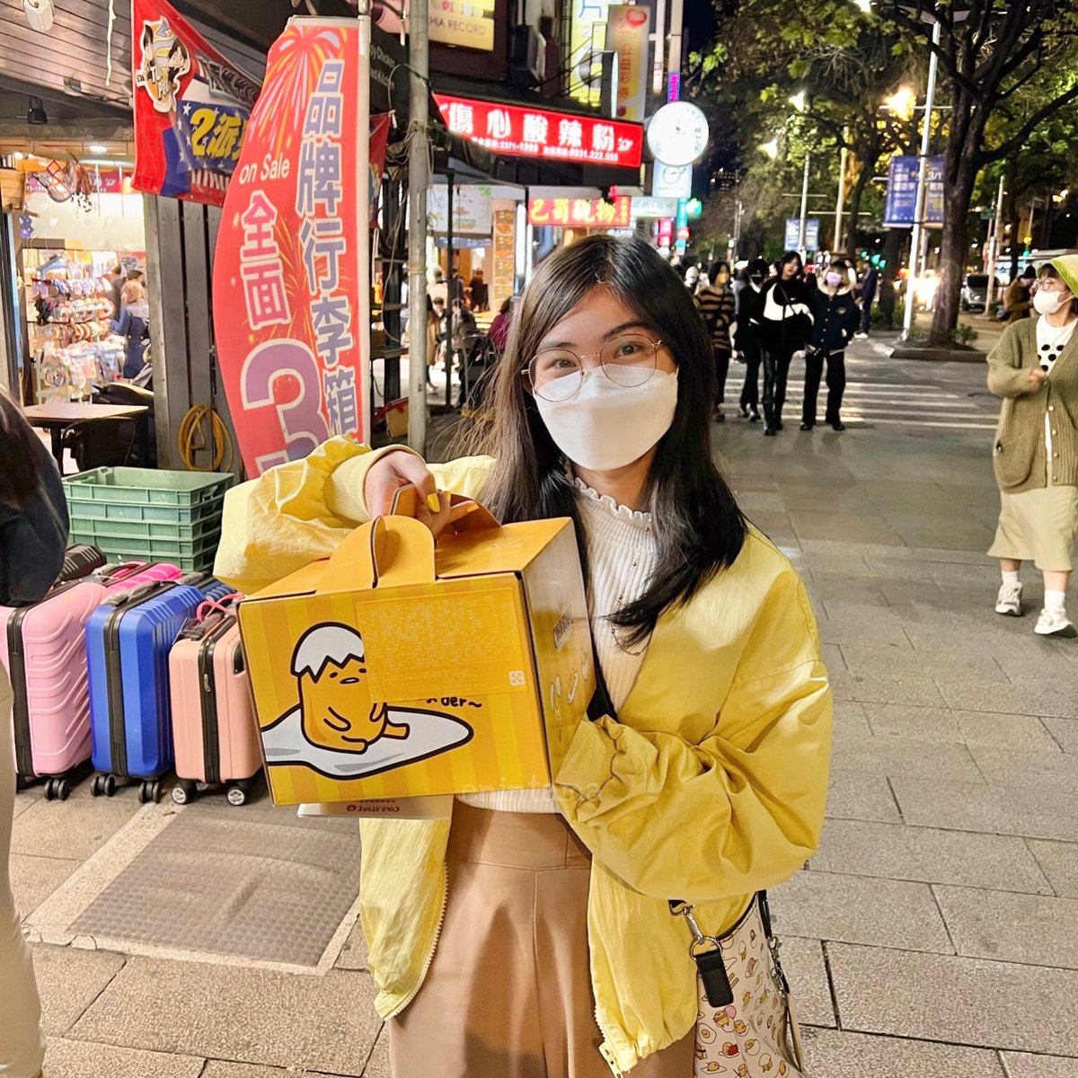 Coldstone x Gudetama party ice cream cake from Taiwan 💛

So happy I was able to purchase this cake 🥰 The flavors: mango and strawberry ice cream with mochi and fruits, yum 😋 It’s very sweet ✨ I kept the box for souvenir 😆

#gudetama #ぐでたま #蛋黃哥