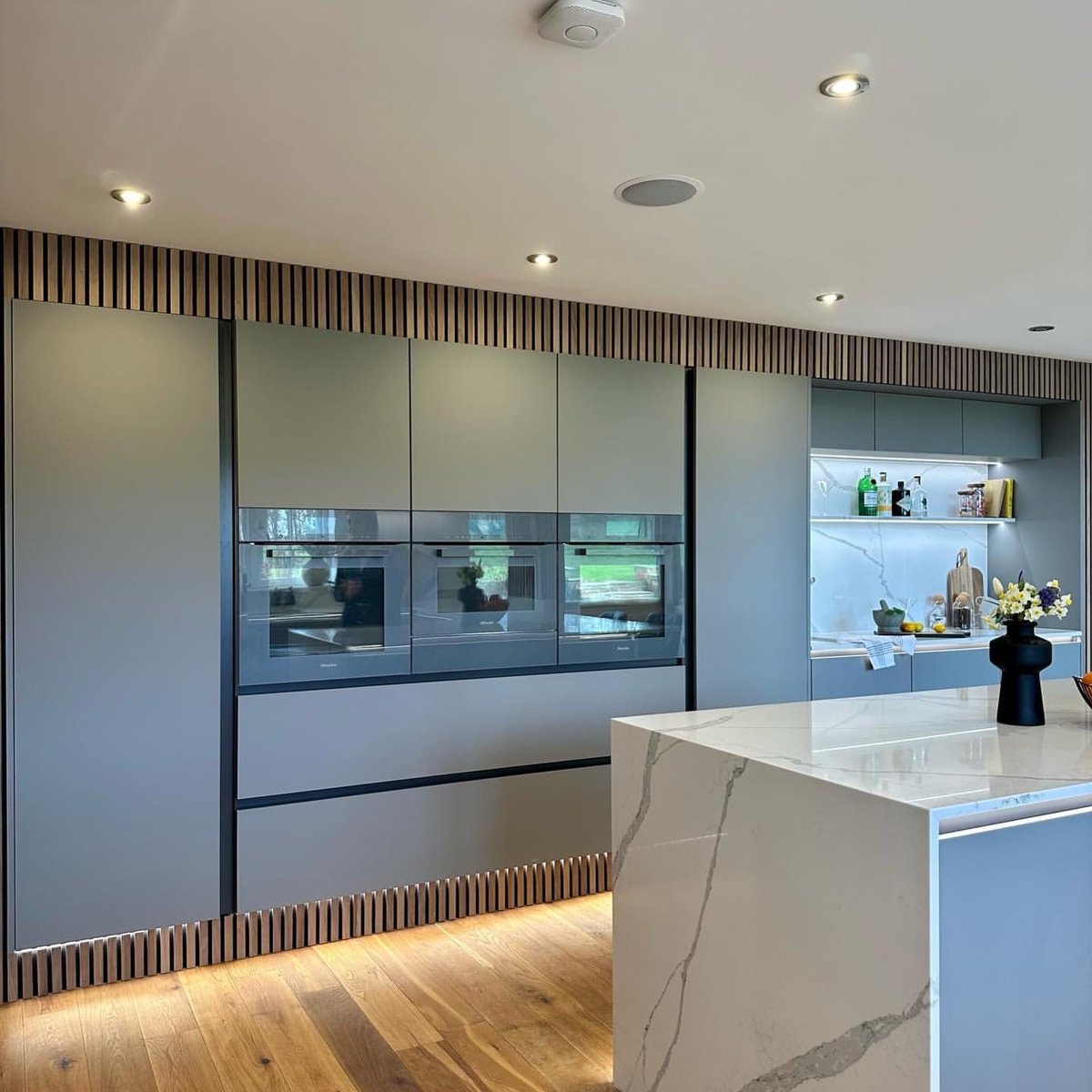How stunning is this kitchen by Summer House Interiors using CRL Quartz Calacatta worktops?! Thanks for sharing!
.
#kitchenworktops #kitchencountertops #kitchenremodel