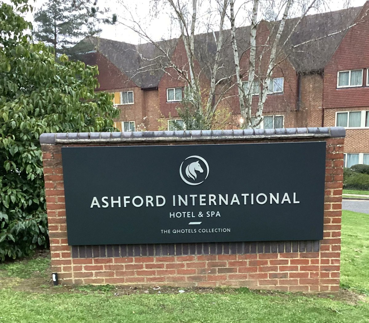Our #ThursdayThanks go to the excellent Q Hotels team in Ashford, Kent that supported us whilst we rebrandied their Ashford International hotel.
#hotels #signs #branding #rebranding