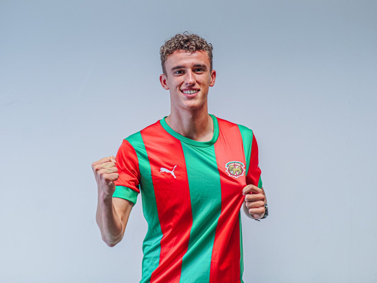 ✍️ João Castro assina contrato profissional com o #CSMaritimo

🟢🔴 Defesa 🗓 17 anos

#FutFormaçaoCSM