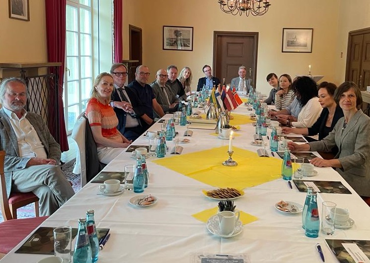 Itämeren alueen <a href="/BSSSCnetwork/">BSSSC</a>-foorumin hallitus kokoontui Saksan Potsdamissa. Aiheina mm. koheesiopolitiikka, nuorisoyhteistyö, liikenneverkot ja meripolitiikka, vanhojen räjähteiden turvallinen poistaminen merenpohjasta sekä geopoliittisen tilanteen haasteet Itämeren alueella.