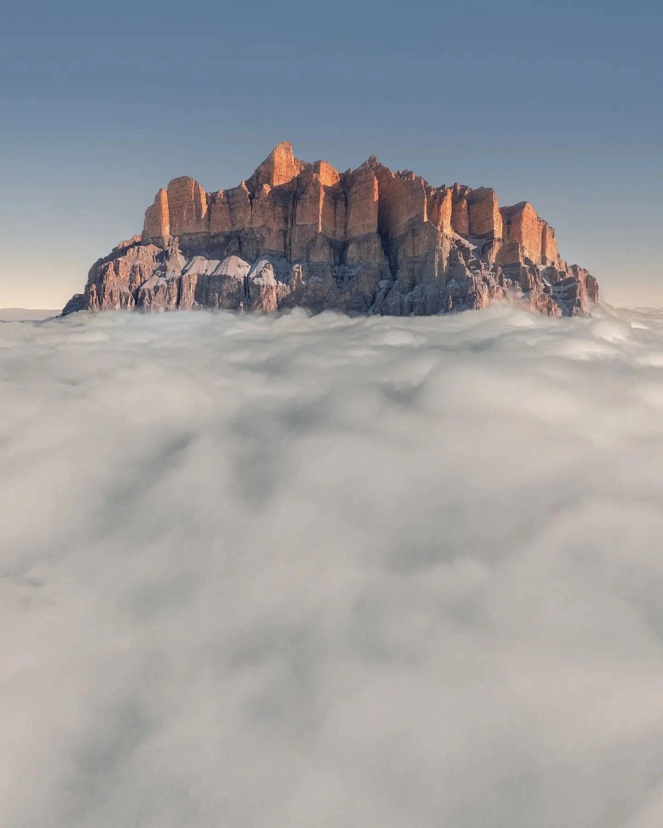 Le Metegen, massif de 3152 m pris dans les nuages avec de faux airs d'île des Morts. Il doit sa forme particulière de forteresse à sa composition de calcaire et de dolomie si bien que ses différents sommets sont baptisés châteaux.
