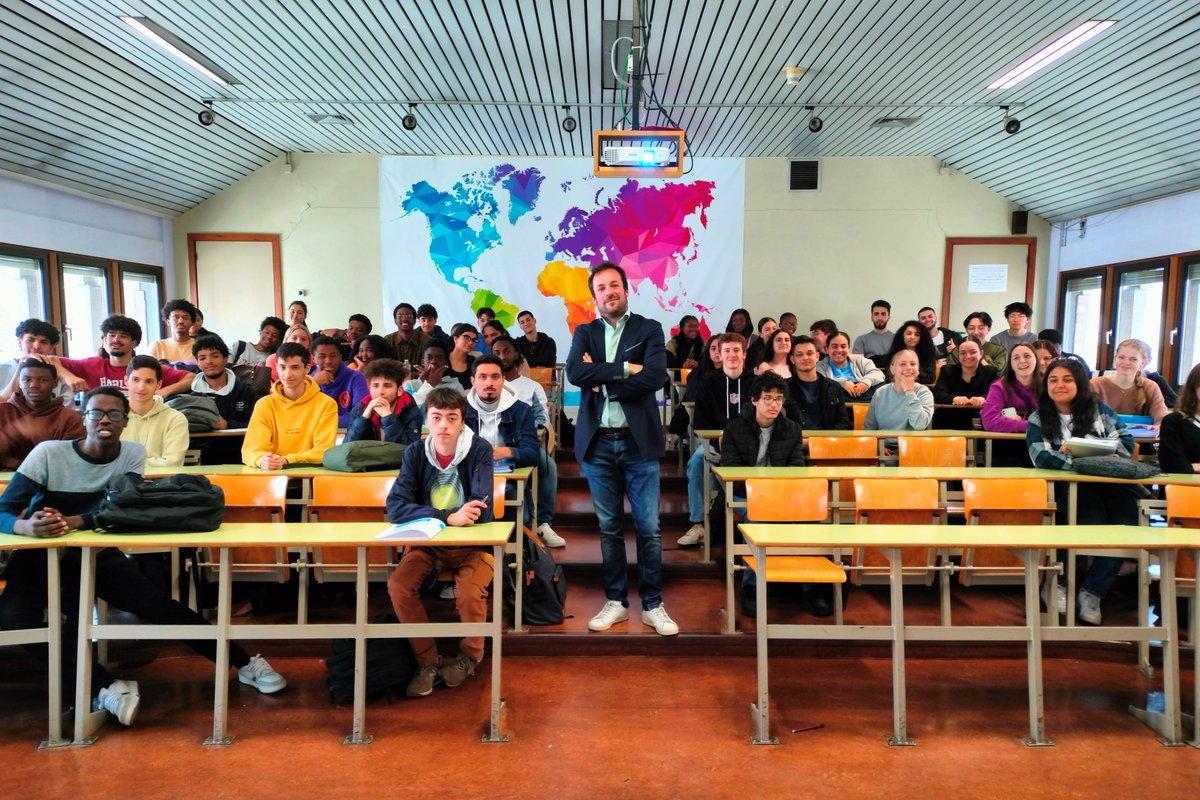 Toujours un plaisir de rencontrer nos étudiants pour échanger sur le projet européen. 
Merci à Monsieur Taquet de l'Institut St Michel-Verviers et à Madame D'Otricoli du Collège st Louis-Liège ainsi qu'à leurs élèves pour leur accueil et ces échanges enrichissants. #EuropeDay