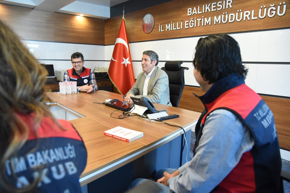 BalikesirAkub's tweet photo. Depremden etkilenen illerde arama kurtarma ve lojistik destek çalışmalarına katılan Balıkesir İl Milli Müdürlüğü Arama ve Kurtarma Birimi MEB-AKUB ekibimize, Bakanımız Sayın @prof_mahmutozer tarafından gönderilen plaketler İl Müdürümüz Ali Tatlı takdim etti. https://t.co/Uu796urusE