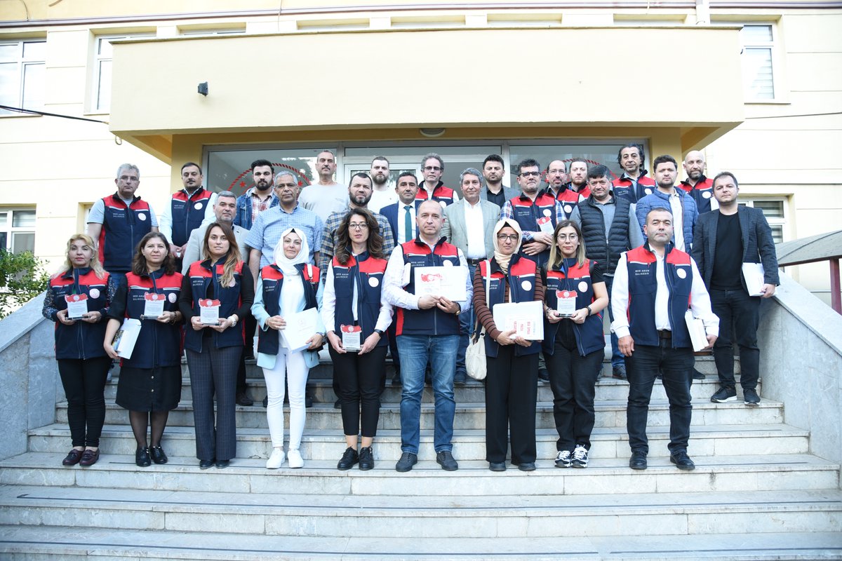 Depremden etkilenen illerde arama kurtarma ve lojistik destek çalışmalarına katılan Balıkesir İl Milli Müdürlüğü Arama ve Kurtarma Birimi MEB-AKUB ekibimize, Bakanımız Sayın <a href="/prof_mahmutozer/">Mahmut Özer</a> tarafından gönderilen plaketler İl Müdürümüz Ali Tatlı takdim etti.
