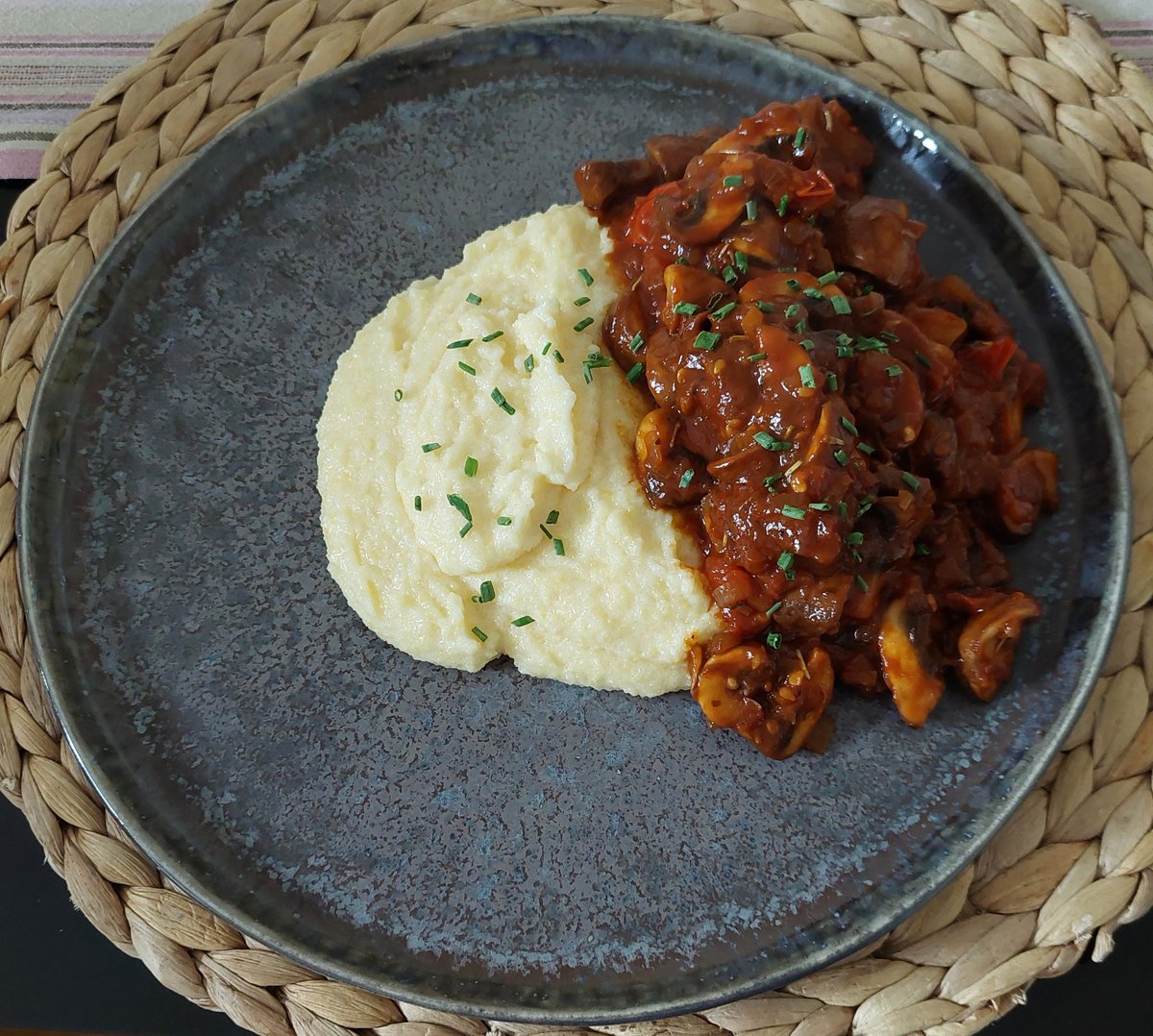Cremige Polenta mit Parmesan,  dazu ein Pilzragout . 

#food #vegetarian #foodphotography #foodphoto #goveggie #kochen #foodblog #foodblogger