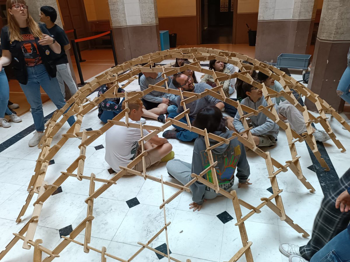 Avui 3r d'ESO hem visitat el <a href="/MMACA_cat/">Museu de Matemàtiques de Catalunya - MMACA</a> de Cornellà. Hem fet un taller de geometria tot construint cúpules que va dissenyar Leonardo da Vinci.
