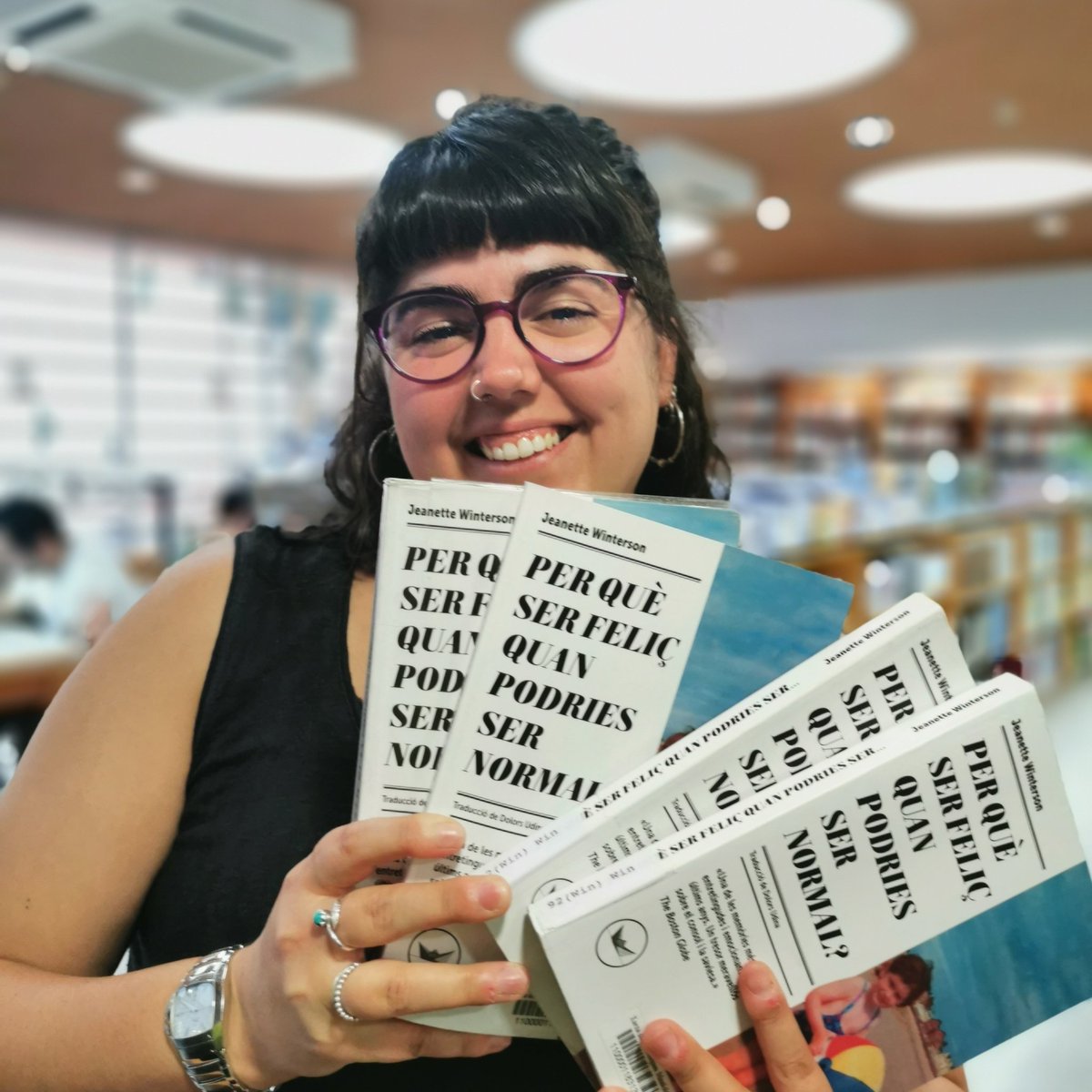 biblioArgentona's tweet photo. La @lgallegomarfa us convida a llegir Per què ser feliç quan podries ser normal? de la Jeanette Winterson
D'aquesta autobiografia en parlarà el 26 de juny a l'activitat emmarcada als actes del #28J, 
A L'ATZAR. CLUB DE LECTURA DIVERSA
#quèfemalesbiblios #argentonadiversa #lgtbiq https://t.co/oTKZuoNZMA