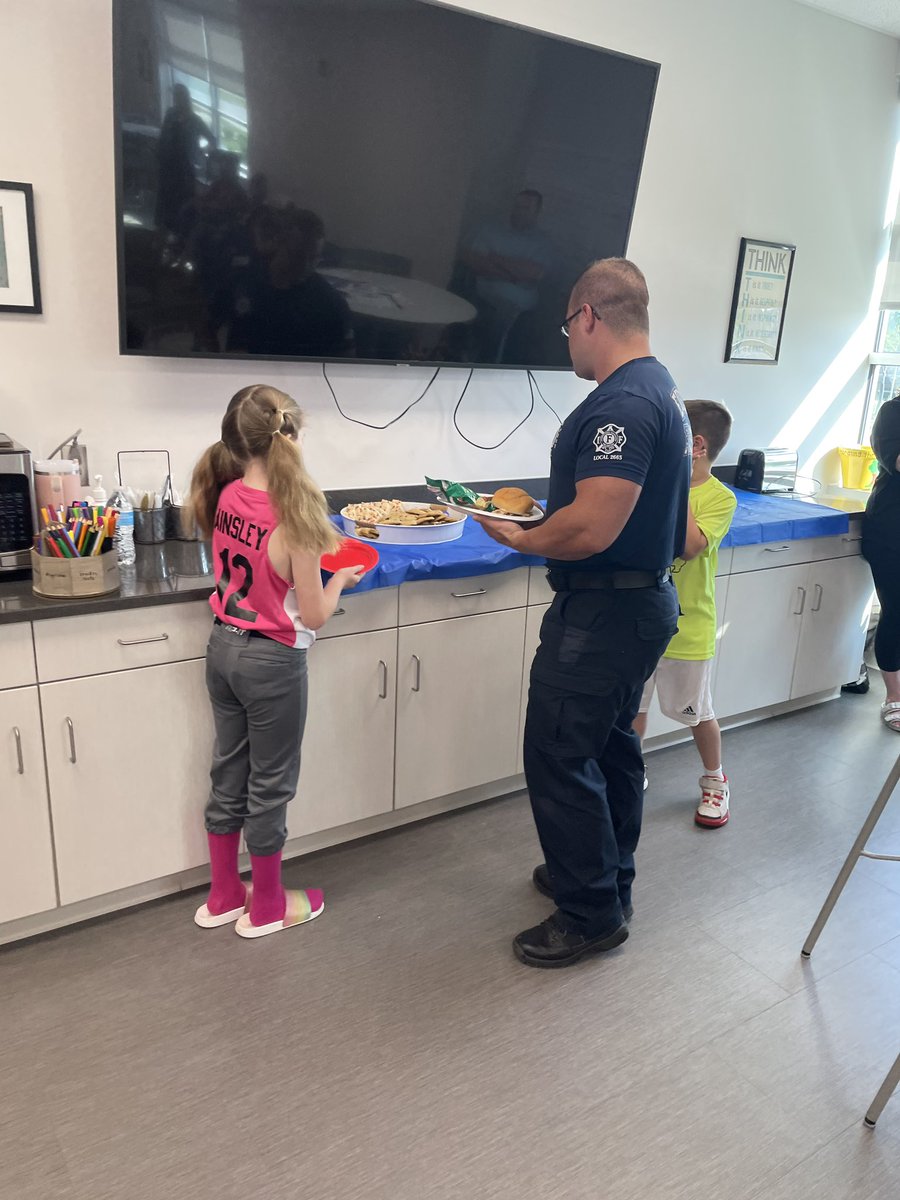 MrsKuelker's tweet photo. The Kindness Club kids at Eureka Elementary blew us away with their service learning project this week! They raised money, researched local restaurants, and put together a dinner for our local Eureka Firefighters and Police Officers! We are so proud ❤️ @Modica4th @MrsKealen https://t.co/ScjZcY2gpk